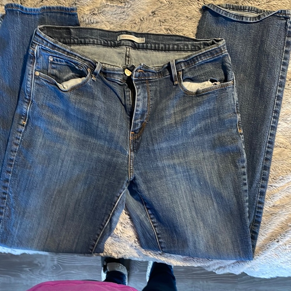 Women’s like new Levi’s